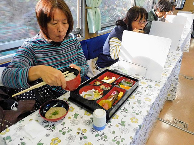 ジネンジョご飯を味わう乗客＝２日午後０時４１分、恵那市内