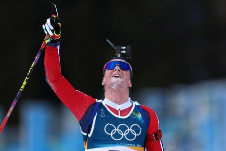 　バイアスロン男子２０キロで優勝し、天を指さすヨハンオラフ・ボトン＝１０日、アンテルセルバ（ロイター＝共同）