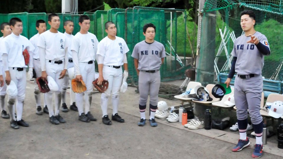 選手を集め、気がついたことや大会に向けての心構えを語る（右から）齋藤來音と岡田源太郎