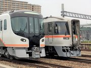 高山線を走る特急「ひだ」の新旧車両。右のキハ８５系は３月のダイヤ改正で、特急ひだとしての定期運行が終わる
