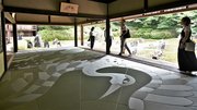 鶴が庭園へと飛び立つ姿を表現した畳の作品＝京都市、光明院