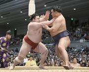 　隆の勝（左）と攻め合う豊昇龍。寄り切りで下す＝エディオンアリーナ大阪
