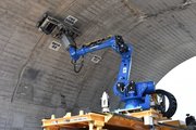 試験トンネルを検査するトンネル検査ロボット＝愛知県小牧市、ＪＲ東海小牧研究施設