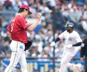 　４回、ロッテのポランコ（奥）に同点ソロを浴びた楽天・前田健＝ＺＯＺＯマリン