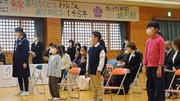 校歌を斉唱する児童生徒＝揖斐川町坂内広瀬、坂内小中学校