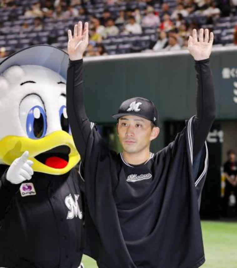 　８回２失点で５勝目を挙げ声援に応えるロッテ・小島＝みずほペイペイドーム