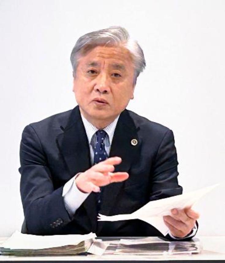 　記者会見する全国Ｂ型肝炎九州訴訟弁護団の小宮和彦弁護士＝３０日午後、福岡市