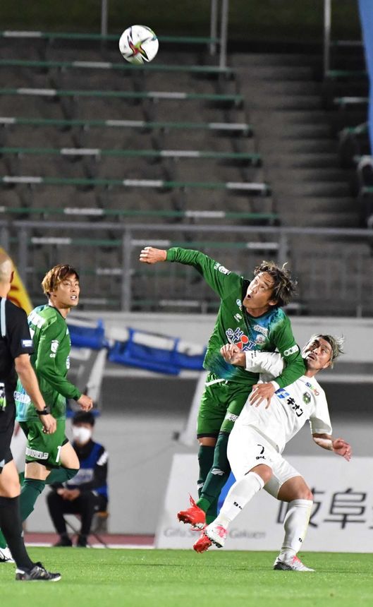 ＦＣ岐阜×相模原＝後半、ハイボールを競り合うＦＣ岐阜のＤＦ岡村＝長良川競技場