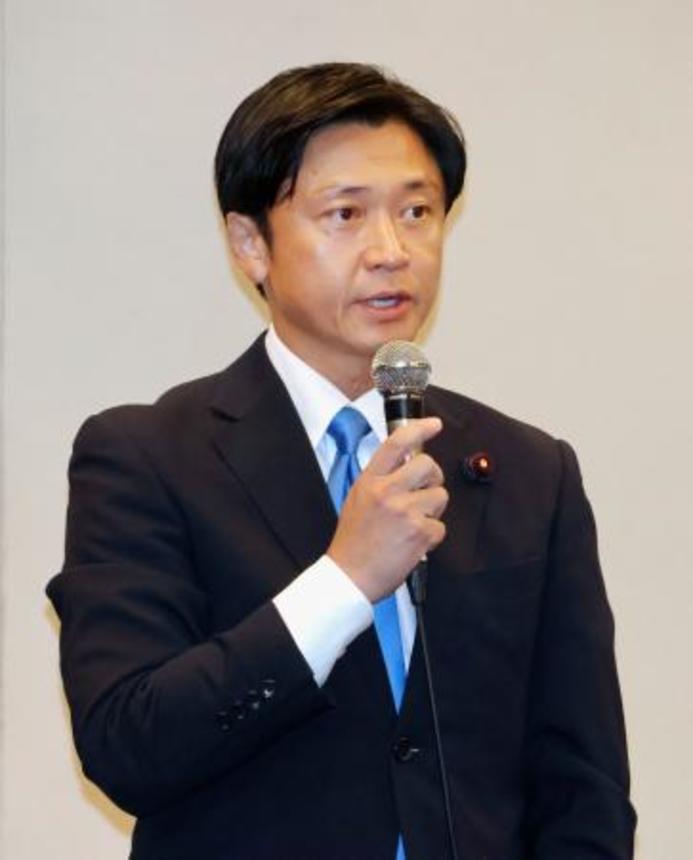 　札幌市長選候補に選ばれ、記者会見する伴良隆氏＝１２日午後、札幌市