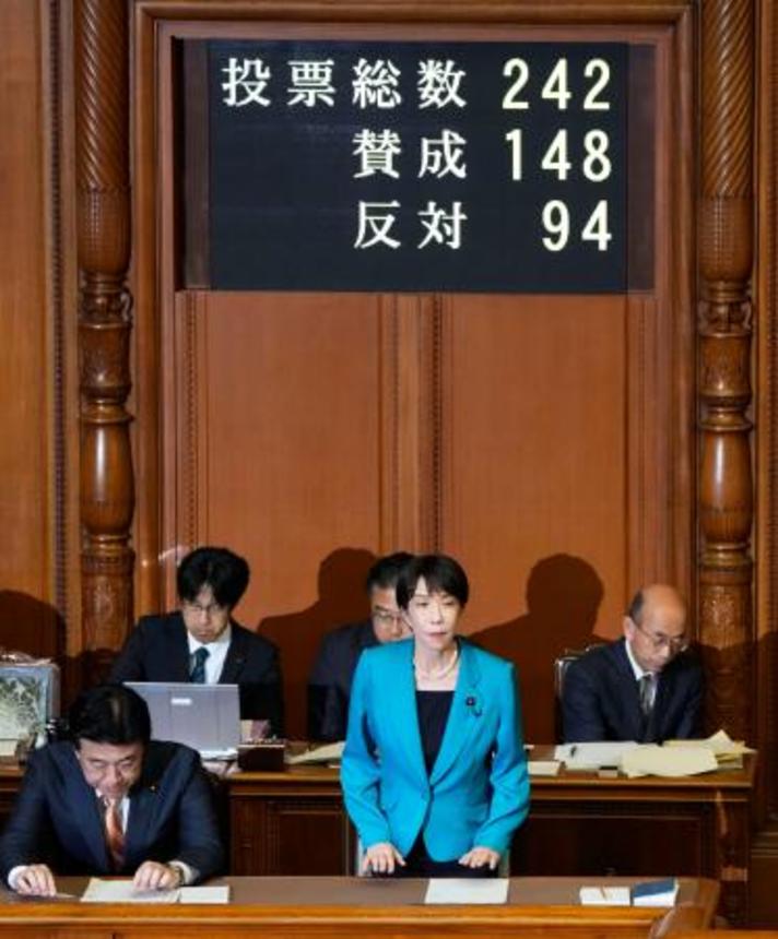 　参院本会議で２０２６年度補正予算が可決、成立され、起立する高市首相（手前右）＝５日午後