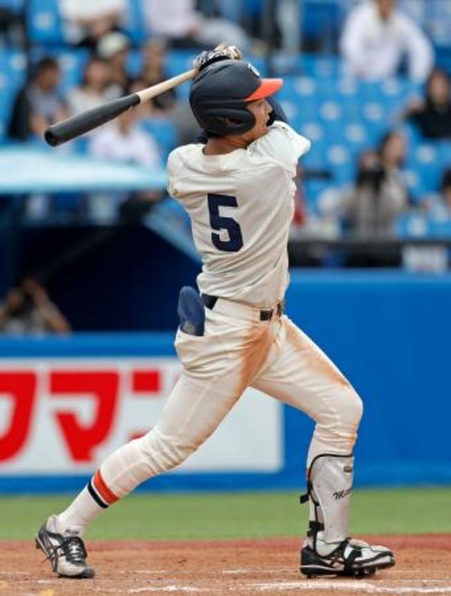 　青学大戦の６回、２ランを放つ東北福祉大・佐藤＝神宮