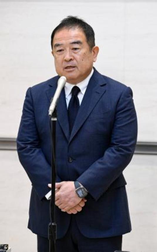 　「ＴＯＫＩＯ」メンバーの国分太一さんの番組降板に関し、記者の質問に答える日本テレビの福田博之社長＝２０日午後、東京都港区