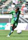 ＦＣ岐阜×鹿児島＝前半、シュートを放つＦＣ岐阜のＦＷ石津＝長良川競技場