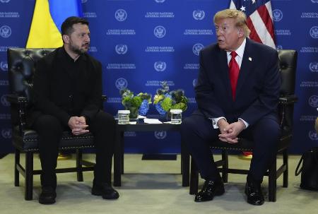 　２２日、国連総会が開かれているニューヨークで会談するウクライナのゼレンスキー大統領（左）とトランプ米大統領（ＡＰ＝共同）