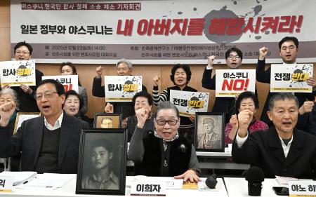 　靖国神社合祀取り消しを求める訴訟について記者会見する韓国の原告ら。前列中央は李熙子さん＝２３日、ソウル（共同）