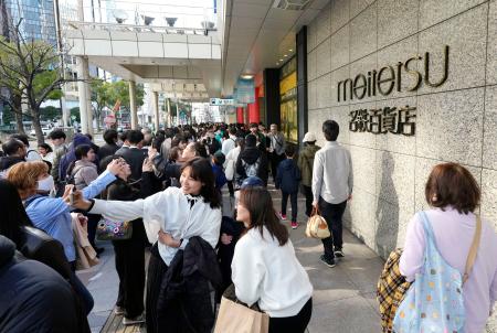 　閉店日を迎えた名鉄百貨店本店前で記念撮影する買い物客ら＝２８日午後、名古屋市