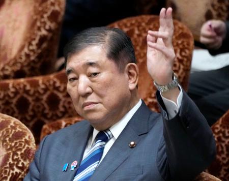 　衆院予算委の集中審議で答弁のため手を挙げる石破首相＝６日午後