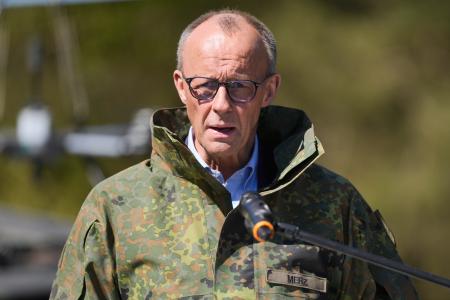 　ドイツ連邦軍の基地を視察するメルツ首相＝４月３０日、ミュンスター（ＡＰ＝共同）