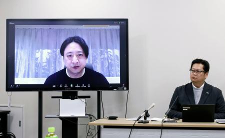 　大阪市で開いた記者会見に、オンラインで参加したコクヨの黒田英邦社長（画面）＝４日午後