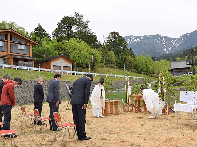 御嶽山の噴火による犠牲者に黙とうする参列者ら＝下呂市小坂町落合、御嶽濁河高地トレーニングセンター
