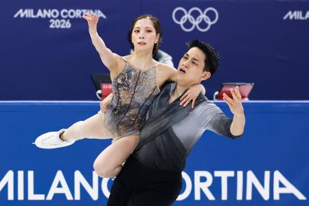 　団体ペア・フリー　演技する三浦璃来（左）、木原龍一組＝ミラノ（共同）