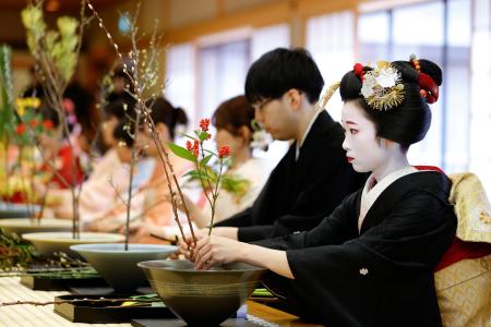 　華道家元・池坊の「初生け式」で花を生ける参加者＝５日午前、京都市中京区