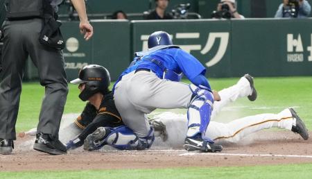 　７回巨人１死一、三塁、ダルベックの投ゴロ野選で三走平山が勝ち越しの生還。捕手松尾＝東京ドーム
