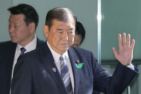 　首相官邸に入る石破首相＝１７日