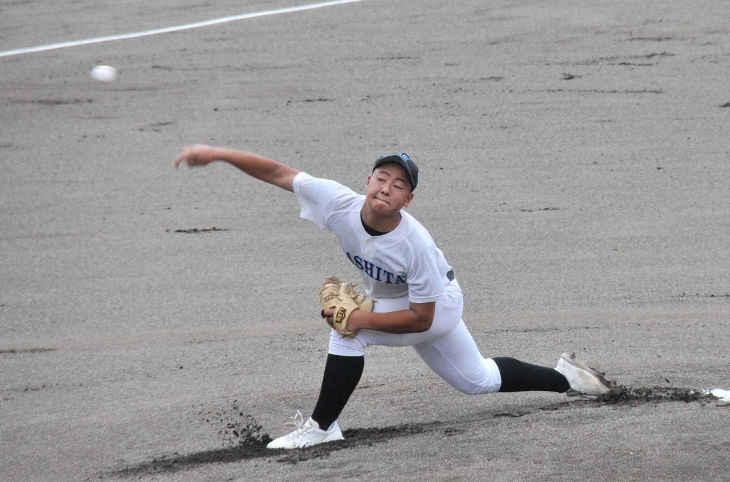 高山工×益田清風＝力投する益田清風のエース桂川＝河上薬品