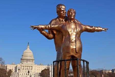 　トランプ米大統領と富豪エプスタイン氏の像＝１０日、ワシントン（共同）