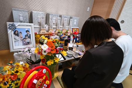 　祭壇に手を合わせる、亡くなった松本幸司さんの姉（手前）と妻恵梨子さんの兄＝２５日午後、静岡県袋井市（代表撮影）