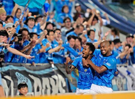 　横浜ＦＣ―Ｃ大阪　後半、チーム３点目のゴールを決め、大喜びの横浜ＦＣ・鈴木武。右は桜川＝ニッパツ