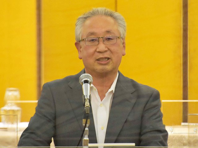 就任の抱負を述べる山口嘉彦会長＝岐阜市長良、岐阜グランドホテル