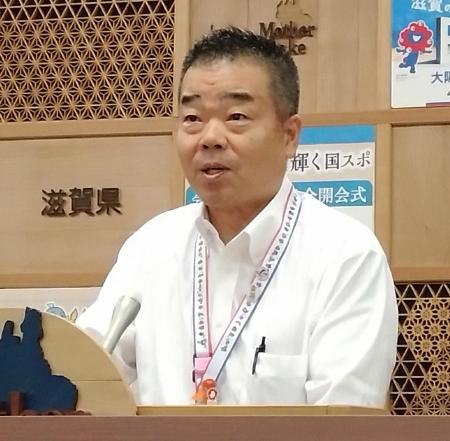 　滋賀県庁で記者会見する三日月大造知事＝２９日午前