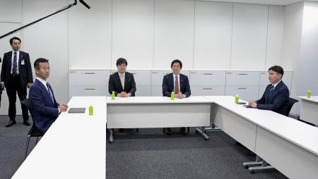 　会談に臨む４党の政調会長＝２７日午後、国会