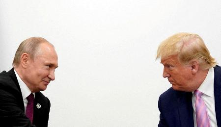 　会談するトランプ米大統領（右）とロシアのプーチン大統領＝２０１９年６月、大阪（ロイター＝共同）