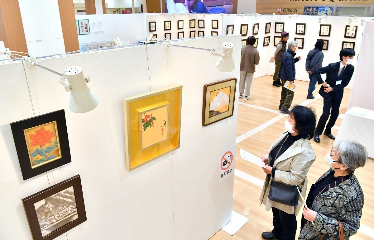 県内作家の逸品が並ぶ県チャリティー展＝２７日午前１０時５１分、岐阜市正木中、マーサ２１（撮影・坂井萌香）