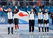 　スピードスケート女子団体追い抜きで銅メダルを獲得し、日の丸を掲げ場内を回る（左から）高木美帆、堀川桃香、野明花菜、佐藤綾乃＝１７日、ミラノ（共同）