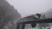 雪の中を走る「特急ひだ」＝２４日午後、下呂市小坂町門坂