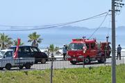 　津波警報が発令され、高台から海を見る人＝３０日午前、福島県いわき市の四倉海岸