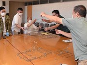 洗濯物を干すハンガーの形状について意見を交わすバイヤーと生産者ら＝美濃加茂市役所