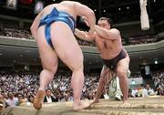 　霧島（右）が寄り切りで琴栄峰を下す＝両国国技館