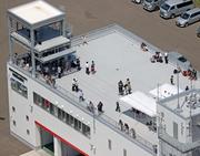 　北海道むかわ町で消防署の屋上に避難した人たち＝３０日午前１１時１６分（共同通信社ヘリから）