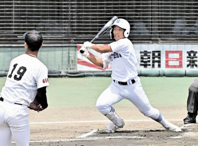 県岐阜商×関商工＝１回裏県岐阜商無死、右越えの三塁打を放つ先頭打者の駒瀬＝長良川（撮影・堀尚人）