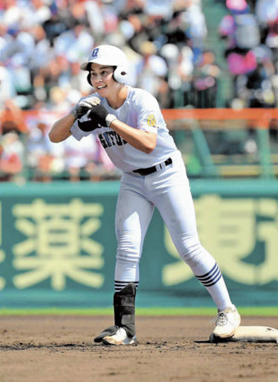 １回裏県岐阜商２死一塁、先制打を放ち塁上で笑顔を見せる内山