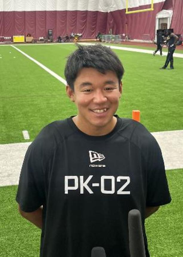 　取材に応じるハワイ大のキッカー松澤寛政＝米バージニア州アッシュバーン（共同）