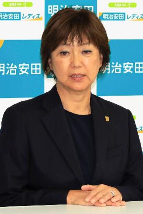 　記者会見で無観客開催を発表する日本女子プロゴルフ協会の小林浩美会長＝１７日、仙台クラシックゴルフ倶楽部
