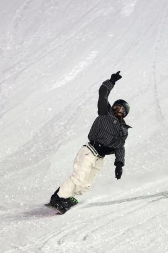 　スノーボード女子ビッグエアで大技を決めて喜ぶ村瀬心椛＝アスペン（ゲッティ＝共同）