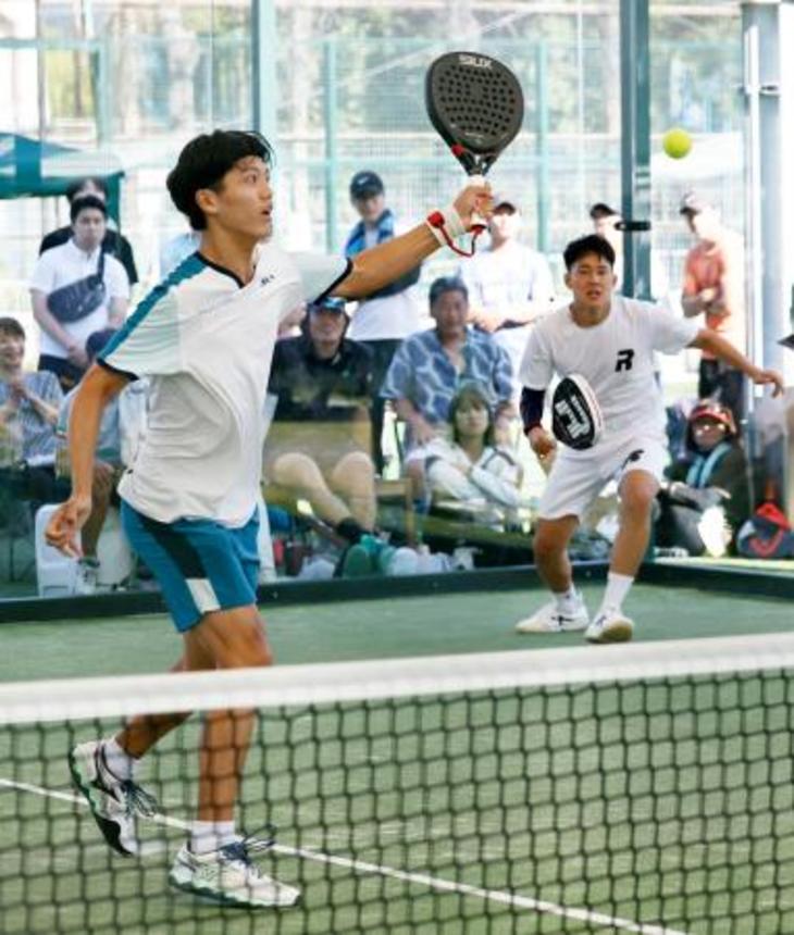 　パデルのアジア大会日本代表選考大会でプレーする畠山成冴。奥は富田一輝＝兵庫県尼崎市