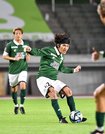 ＦＣ岐阜×今治＝後半、味方にスルーパスを出すＦＣ岐阜のＭＦ柏木＝長良川競技場